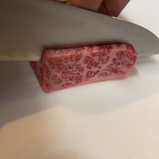 厳選肉を使用！上質な脂の旨みを感じられる焼肉をどうぞ◎