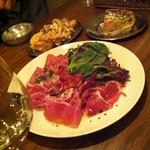 Nido - 生ハム盛り合わせ　後ろはキッシュとポテト