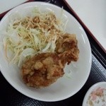 同楽縁 - （２分遅れで届いた酢豚定食の）唐揚げとサラダ