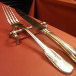 オステリアエンメ - 予約しないと入れません。シルバーがセットされています。