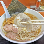 肉煮干中華そば 鈴木ラーメン店 - 結構餡が多めで、ボリュームのあるワンタン