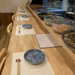 Jizaketo Obanzai Hanato - カウンターは6席。おばんざいの大鉢を目の前に、食事していただきます。
