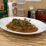 日乃屋カレー - 温玉カレーの七分盛りにほうれん草トッピング