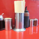 ラーメン二郎 - 卓上調味料