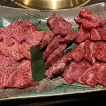 飛騨牛焼肉・韓国料理 丸明 - 左から、飛騨牛カルビ、飛騨牛イチボ、飛騨牛ロースです