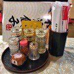 木曽餃子 - 卓上調味料等