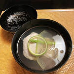 祇園 丸山 - 椀　清汁、蛤しんじょう