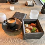 レヴォ - カプチーノと小菓子。