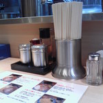 ラーメン雷鳥 - 一番手前のカウンター席