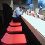 ラーメン雷鳥 - カウンター一番手前の席より奥を見て