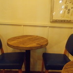 PILIPILI - 木製のテーブルです