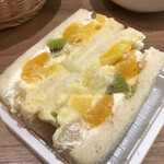 サンジェルマン - 料理写真:マンゴーと桃のフルーツサンド 420円