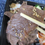 ヤキニク園 - ロースはやや硬めです…。