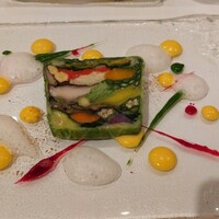 レザンファン ギャテ - シグニチャー。圧縮した野菜以外使ってないため、料理というよりは野菜。味付けは美味しいが。