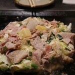 Takoyaki Okonomiyaki Gouchan - ゴーダ＆超ぶた焼き(850円)も美味しそうに焼けてます。ねぎはサービスで入れてくれました☆