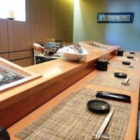 寿しの次郎長 - 凛とした雰囲気の店内。