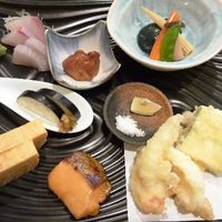 寿しの次郎長 - 「烏賊・サツマイモ・ごぼうの天ぷら」「カンパチのお刺身」「水ナスの味噌添え」「鰆の味噌漬け」「卵焼き」「煮物」など。どれもいいお味ですよ。