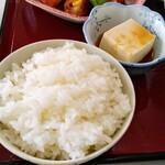 オーモリラーメン - ご飯と冷ややっこ