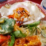 オーモリラーメン - 目玉焼きつぶして、野菜と共に