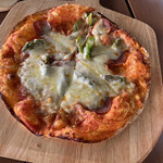 Birds Cafe - 薩拉米香腸與蘆筍披薩