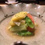 おみ乃 - 夏野菜のおひたし（ヤングコーン + スナップエンドウ + アスパラガス + 蓮根 + フルーツトマト + 蓮芋 + 焼き茄子）（アップ）
