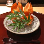 おみ乃 - ほおずき盛り（左：伊達鶏 もも肉と無花果の白和え、右：赤万願寺とうがらしと鶏真薯の銀餡がけ）