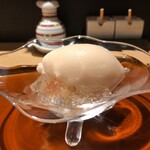 おみ乃 - 桃のシャーベット（下：レモングラスのゼリー + 桃のコンポート）