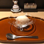 おみ乃 - 桃のシャーベット（下：レモングラスのゼリー + 桃のコンポート）