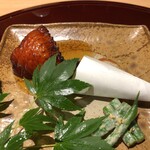 おみ乃 - 枝豆を詰めて揚げた手羽先 + いんげんの胡麻和え（アップ）