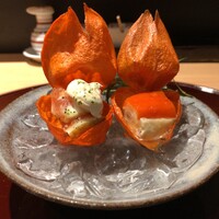 おみ乃 神谷町 - ほおずき盛り（左：伊達鶏 もも肉と無花果の白和え、右：赤万願寺とうがらしと鶏真薯の銀餡がけ）