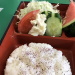 味道園 - 焼肉定食のご飯とサラダとスイカ