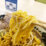 金澤味噌ラーメン 神仙 - 麺は中太ちぢれ麺。卵を使用したタイプのようです。濃厚スープが絡んで美味いっす♪