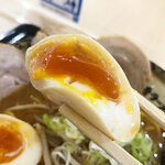 金澤味噌ラーメン 神仙 - 味玉は黄身が半熟トロトロでイイですね〜。