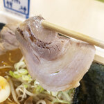 金澤味噌ラーメン 神仙 - チャーシューは薄めにスライスされたものが3枚。スープの熱でトロトロと柔らかい♪