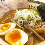 金澤味噌ラーメン 神仙 - 20cmほどのどんぶりの中に濃厚そうな味噌スープ。チャーシュー3枚、味玉、海苔、メンマ、もやし、ネギのラインナップ。