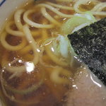 好日 - ラーメン（少なめ盛）のアップ