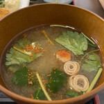 猫丸食堂 - ★お味噌汁　底にワカメが隠れています
      　いつも七味唐辛子を振っていただきます