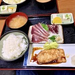 十八番 - かつお刺し&カジキ照り焼き定食。¥950。