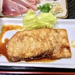 十八番 - かつお刺し&カジキ照り焼き定食。¥950。