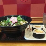 驛麺家 - かけうどん (税込)330円＋山菜 (税込)50円＋巻き寿司2個 (税込)120円 ※正面から (2021.08.24)
