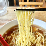 Kyaku Ryuu Ken - 細めの中華麺で食べやすいです。
                        麺量、多めです(≧∀≦)