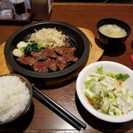 牛の家 - 牛ステーキランチ＋サラダ。