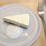 La Brianza - ヨーグルトとクリームチーズのレアチーズケーキ蜂蜜とミントエスプーマ。さわやかなレアチーズケーキに蜂蜜の風味やミントの香りがすごく合いますね美味しい。センスの良さ素晴らしい〜