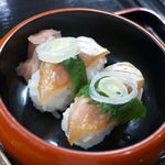 Toriu - 小さなアジの握り寿司。酢を明確に効かせ、大葉の香りもまとう