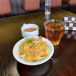 マナカマナ - マナカマナ ランチのサラダ、スープ、ドリンクバー。