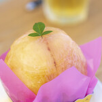 パティスリー リューコレット - 料理写真:まるごと白桃のケーキ604円。