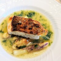 La Brianza - あさり出汁青海苔のソース真鯛炭火焼きと茄子のグリル。青海苔のいい香り、真鯛炭火焼きふっくら皮目カリカリ香ばし塩味絶妙〜 トロミあるあさり出汁のソース、真鯛との絡みや茄子との絡み良く旨みがしっかり美味♡