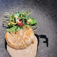 La Brianza - ホタテ炭火焼ききのこのソースマイクロハーブ。すごく大きなホタテ、食べやすくカットされていたからすぐには気付けなかったけど大きいわぁ(・o・)。甘みがしっかりあって歯ざわりもすごくしっかりしてるの〜美味