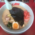 ラーメン山岡家 - 塩ネギラーメンに味玉と紅生姜をトッピング