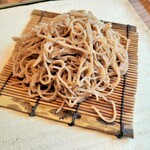 hanako 北堀江 - そば粉と黒豆を使った二八蕎麦は細切りでいいのど越し、口の中で弾む独特のコシと黒豆の風味が個性的